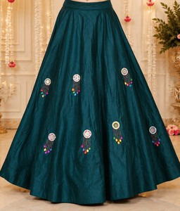 Lehenga élégant pour occasions spéciales avec broderies raffinées, motifs artistiques et style ethnique magnifique pour les rassemblements festifs et les mariages - Product Image 3