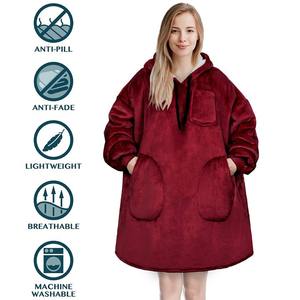 Couverture à capuche personnalisée en molleton Sherpa surdimensionné avec poche géante pour femmes et hommes - Product Image 3