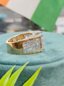 Anillo de Diamantes Corte Princesa con Halo en Oro Amarillo, Piedra Central Brillante con Halo Reluciente, Perfecto para Compromiso, Lujoso - Product Image 4