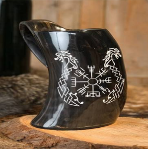 Vaso de cuerno negro pulido con grabado de brújula Vegvisir y motivo de dragón, disponible a precios de mayorista. - Product Image 1