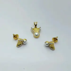 Ensemble de bijoux élégant et minimaliste en or 18 carats avec pendentif et boucles d'oreilles en perles et diamants, design aile, pour femmes - Product Image 1