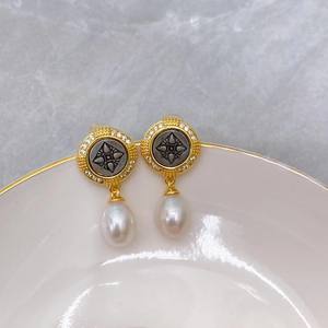 Boucles d'oreilles pendantes rétro romaines en perles étoilées, perles de millet d'eau douce avec bijoux en forme de goutte, accessoire de mode - Product Image 1