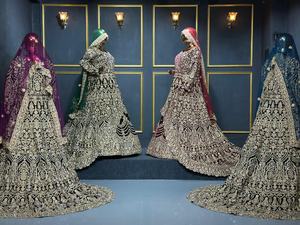 Lehenga completo de terciopelo de trabajo pesado con detalles largos y piedras Jarkan brillantes para ropa nupcial y de fiesta - Product Image 5