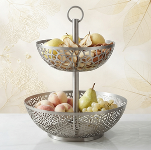 Cesta de frutas de dos niveles de metal elegante con diseño recortado plateado y asa para almacenamiento en la cocina - Product Image 1