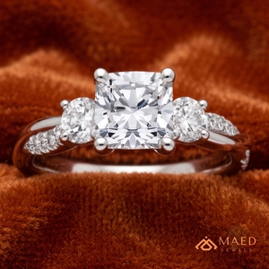 Anillo de compromiso y boda de moissanita con corte cojín, tono plateado, con piedras laterales pavé retorcidas, regalos de joyería para ella - Product Image 4