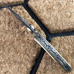 Couteau de chasse pliable artisanal en acier Damas avec étui en cuir |   Cadeau parfait pour lui |   Cadeau d'anniversaire - Product Image 4