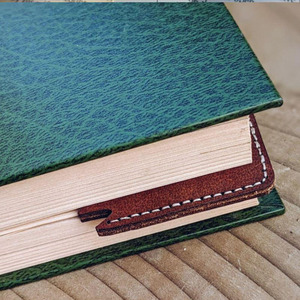 Marcapáginas personalizado de cuero con forma de hoja de arce, accesorio de regalo único para amantes de los libros, estudiantes y profesionales, a precio de mayoreo. - Product Image 4