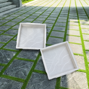 Molde de Plástico PP para Adoquines de Hormigón con Patrón de Nubes de 150 × 150 × 60 mm - Product Image 1