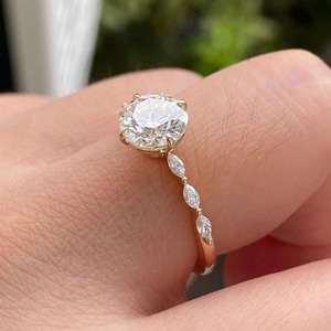 Bague de fiançailles en moissanite ronde de 2 carats, magnifique, avec pierres latérales en moissanite taille marquise, sertie à griffes partagées, solitaire de mariage - Product Image 3