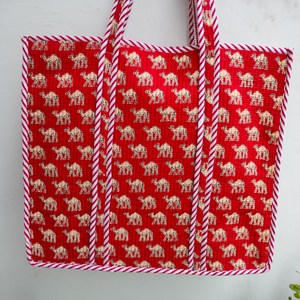 Bolsa de Tela Roja Ecológica Acolchada de Algodón con Bordado y Estampado de Camello Hecho a Mano en Jaipur, Rajasthan, para Compras de Mujer - Product Image 4