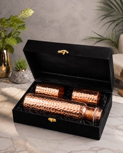 Ensemble cadeau traditionnel fait main, bouteille d'eau en cuivre à motif indien, design classique écologique, deux verres, artisanat licorne - Product Image 2