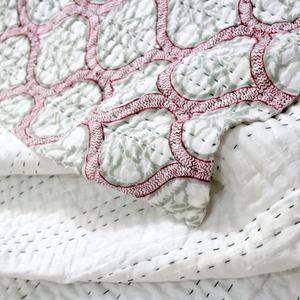 Couette Kantha ethnique fabriquée à la main, réversible ultra douce et parfaite pour tous les climats - Product Image 6