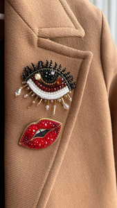 Broche Glamour Haut de Gamme Brodée de Cristaux, Faite à la Main, Écologique, en Toile de Coton, Épingle à Bijoux pour Mariage - Product Image 1