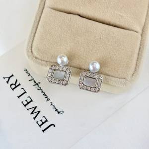 Boucles d'oreilles clous en or 14 carats Zhuji, incrustation de perles d'eau douce et de coquillages, clous carrés en sucre avec perle Mantou, design simple et tendance - Product Image 1