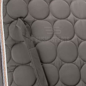 Tapis de selle léger et performant pour chevaux, avec design respirant et durable, idéal pour la pratique active de l'équitation - Product Image 6