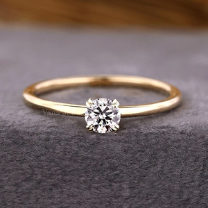 Bague de fiançailles solitaire en diamant de laboratoire Design rond simple Sertissage à double griffe Or jaune massif 14K Certifié IGI - Product Image 1