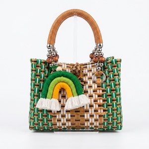 Sac fourre-tout tissé à la main, style bohème, avec breloque arc-en-ciel et poignée perlée, sac de plage d'été, sac à main vintage en paille plastique, vente en gros - Product Image 1