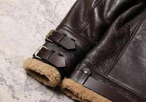 Chaqueta bomber premium de piel de oveja auténtica para hombre, color marrón, con cuello vuelto, cremallera frontal y forro de piel sintética. - Product Image 6