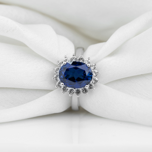 Anillo de Compromiso Majestic de Oro de 18K con Zafiro Azul de Corte Ovalado y Halo de Diamantes, Joyería Fina de Inspiración Real Vintage, Regalo para Ella - Product Image 5