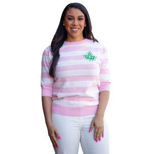 Suéter de Manga Corta a Rayas Rosa y Blanco AKA para Mujer, Top de Punto con Cresta Bordada, Prenda Casual Elegante de Primera Calidad - Product Image 1