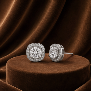 Boucles d'oreilles clous plaquées or jaune, serties de diamants de laboratoire ronds brillants en halo, idéales pour un cadeau de mariage pour elle - Product Image 5