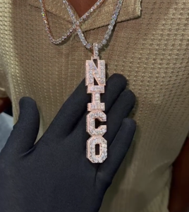 Collar con colgante de diamante de laboratorio en oro rosa con dije NICO, corte baguette y microincrustaciones redondas, estilo hip hop, joyería unisex. - Product Image 6