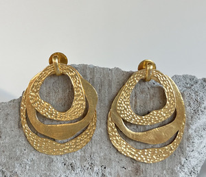 Boucles d'oreilles créoles classiques en laiton gravé à la main, plaqué or, multi-anneaux, légères, pour soirée - Product Image 2