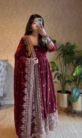 Robe Anarkali Salwar Kameez de qualité supérieure, fabriquée en soie Georgette épaisse avec broderies et sequins.