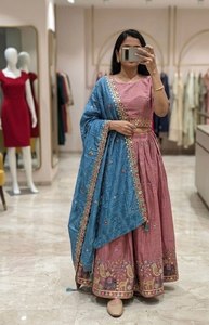 Ensemble Lehenga Style Reine, Lehenga Éclat Festif, Lehenga Ethnique de Créateur, Lehenga de Mariée Classique, Magnifique Lehenga Choli - Product Image 3