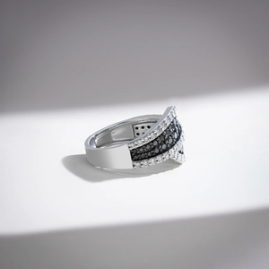 Bague Éternité Luxe Éclipse Éternelle TIARAS JEWELS en Argent Sterling 925 avec Pierre Naturelle Noire et Blanche Taille Brillant et Sertissage à Griffes - Product Image 4