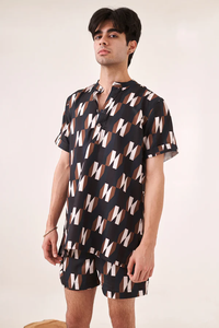 Ensemble coordonné tendance pour homme, imprimé géométrique noir, léger, décontracté, été, haut et short assortis, confortable, streetwear, coupe décontractée - Product Image 3