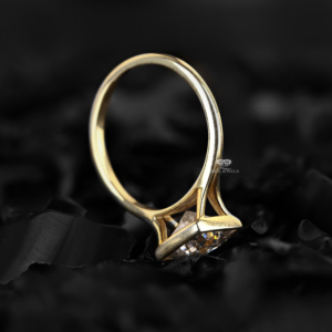 Anillo de compromiso y boda minimalista con diamante de laboratorio talla princesa engastado en bisel, oro de 14K, joyería fina personalizada, proveedor mayorista - Product Image 3