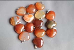 Pendentif en pierre de cornaline en forme de cœur, pierre naturelle polie, bijou artisanal sculpté à l'ombre, Gujarat, pour la Saint-Valentin, symbole d'amour - Product Image 4