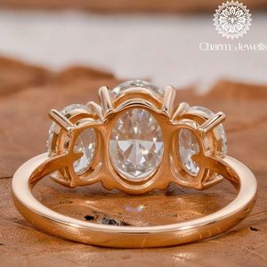 Charm_Jewells Bague de fiançailles classique pour femme en or rose avec trois pierres ovales en moissanite et sertissage à griffes - Product Image 2
