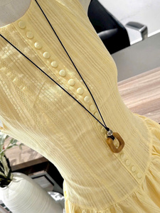 Ensemble deux pièces OEM pour femme : haut classique blanc en mousseline à manches courtes et col carré, et jupe longue en dentelle florale, coupe ajustée et respirante - Product Image 2