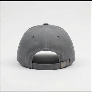 หมวกแก๊ปสีเทา โลโก้แบบเขียนด้วยลายมือ หมวกเบสบอล แอคทีฟแวร์ ดีไซน์แบบเปิดโล่ง รุ่นใหม่ล่าสุดสำหรับฤดูร้อน ระบายอากาศได้ดี หมวกสำหรับทุกเพศ สไตล์อีลิทชาย รุ่น HQ A1 - Product Image 2