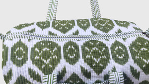 Sac de voyage matelassé à motif Ikat vert olive et blanc, grande capacité, sac de week-end - Product Image 4