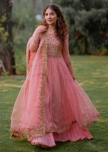 Célébrez votre occasion spéciale avec style grâce à ce magnifique Lehenga de mariée avec chemisier assorti. Fabriqué à partir de tissu de qualité supérieure - Product Image 1