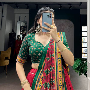 Lehenga Choli de Seda de Diseño con Dupatta Estampada Brillante - Product Image 1