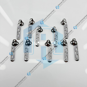 แผ่นล็อค TPLO คุณภาพสูง RAICES ENTERPRISES ขนาด 3.5 มม. แบบกว้าง ชุด 2 ชิ้น สำหรับสัตว์เลี้ยง แมว สุนัข  แบบปรับรูปทรงไว้ล่วงหน้า วัสดุ 316L แบบ Voi-Style สำหรับศัลยกรรมกระดูก - Product Image 3