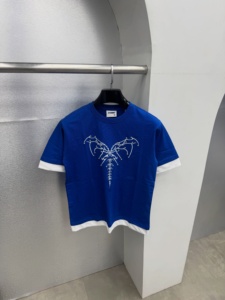 T-shirt de qualité supérieure avec bordure contrastée, imprimé graphique Cyberpunk Aile de squelette argentée cloutée - Product Image 3