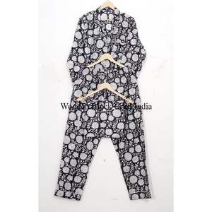 Pyjama unique à imprimé floral pour femme, vêtement de nuit doux, léger et confortable, ensemble de pyjama pour la maison et la détente quotidienne - Product Image 6