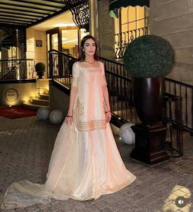 Ensemble haut, pantalon palazzo et dupatta en coton de luxe pour soirée, avec broderie de sequins lourds et manches, idéal pour les occasions festives - Product Image 3