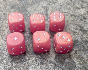 Dés en résine aux couleurs uniques pour les jeux de table, les jeux de rôle, les activités et les passionnés de jeux. - Product Image 3