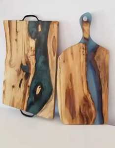 Tabla de servir de madera de acacia premium con resina epoxi color azul verdoso, estilo pala, con asa, para quesos y embutidos, diseño de olas marinas. - Product Image 1