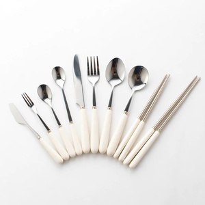 Services de couverts à manche blanc poli miroir pour restaurants |   Ensemble de couverts en métal lavables au lave-vaisselle : cuillère, fourchette, couteau - Product Image 1