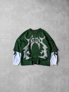 T-shirt à col rond à manches longues effet 2 pièces avec patch texturé 3D et graphique typographique sur la manche – Prix de gros - Product Image 3