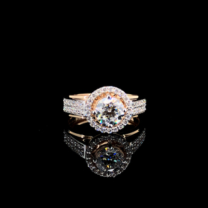 Bague en or rose pour femme avec diamant de laboratoire taille brillant rond, halo et bande pavée, idéale pour mariage et anniversaire - Product Image 1