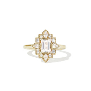 Bague de fiançailles vintage en or jaune 14 carats avec diamant de laboratoire taille émeraude et halo - Product Image 1
