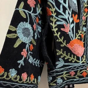 Chaqueta Suzani de terciopelo negro hecha a mano con bordado floral de jardín, cuello alto, abrigo de moda étnica para mujer - Product Image 3